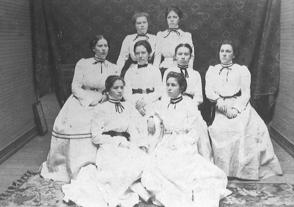 Bloomfield Graduating Class 1900-8 Women